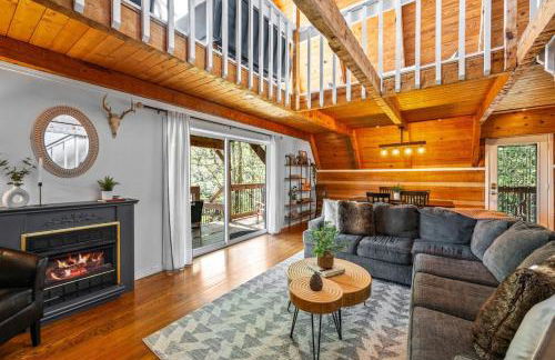 Charming A-Frame Cabin w Hot Tub & Mountain Views - Foto 5