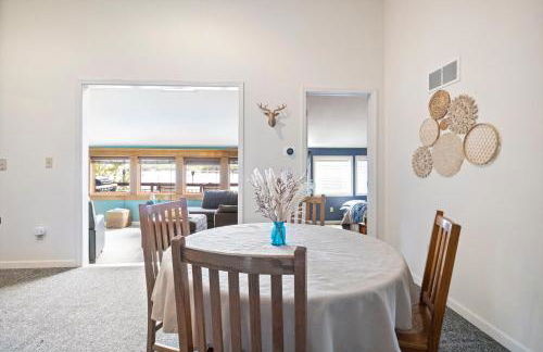 Pet-Friendly Lakefront Home in a Quiet Cove w/ Netflix, Outdoor Seating, Boat Slip - Foto 9