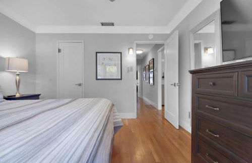 MIDCENTURY MANOR-Hot Tub & 5 Blocks to Town Center - Foto 18