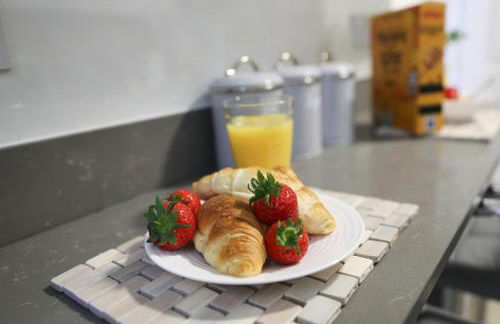 Elegant & Serene 3-BR Retreat Minutes from Heathrow Airport-London- Slough central-Legoland-Ascot-Windsor for Contractors-Families-Relocators-Businesses - Foto 12