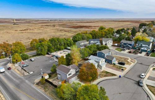 4BR w Fireplace Backyard BBQ near Peterson AFB - Foto 42