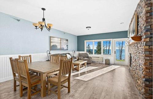 Whispering Pines Lake Views King Suite, 2 Queen Beds, Kitchen and Heated Pools - Foto 6
