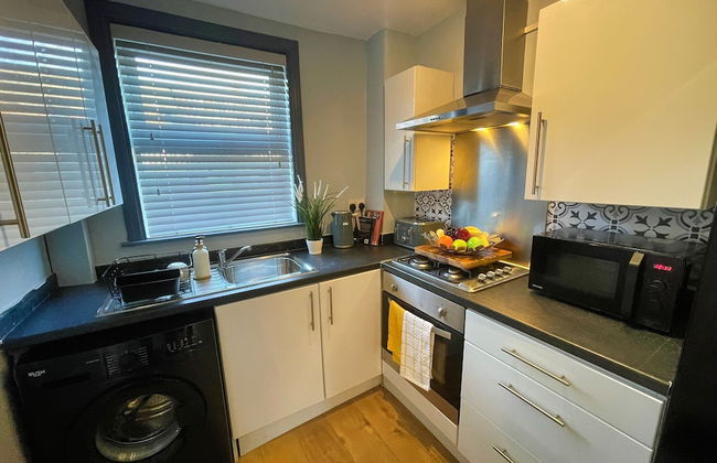 Spacious 3-Bedroom House with Parking - Photo 7