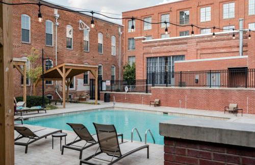 100 Year-Old Historic Brick 2BR Loft & Large Patio & Hammocks & High Ceiling - Foto 144
