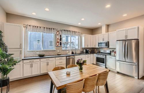 Stylish & Spacious Centrally-Located Home w/Garage - Foto 8