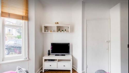 Duplex with free parking - Photo 4