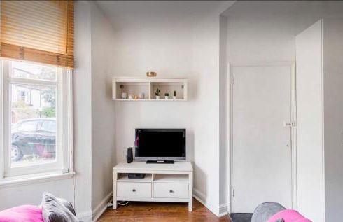 Duplex with free parking - Photo 4