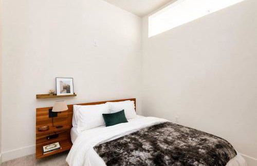 Modern 1BR Apt with Rooftop, Gym, and Parking - Foto 12