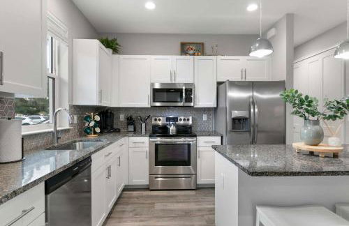 Canopy Couplet - 2 Upscale Condos by Main St - Foto 5