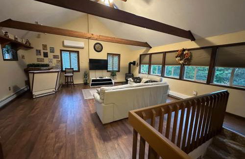 WOW!! Ultimate Pocono Retreat, Hot Tub, Game Room, Deck, Lakes, Skiing, Pools - Foto 9