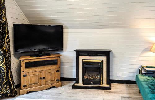 Lugh 9 - Hot Tub-Perth-Pets-Luxury-Hunting Tower - Photo 3