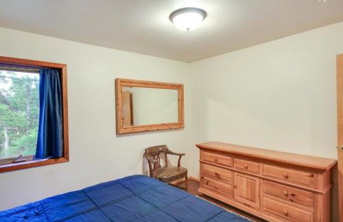 Forested Coffman Cove Cabin with Wood-Burning Stove! - Foto 25