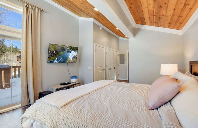 Alpine Chalet Nature Lovers Rejoice! Chic 4 BDR - Photo 6