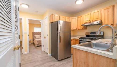 Gorgeous Waterfront 2 Bedroom 1 Bath Modern Home. - Foto 5, stove, pet friendly