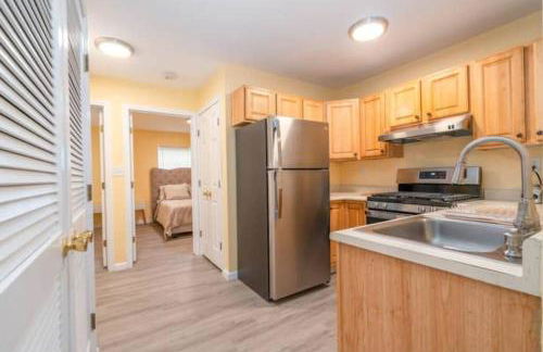 Gorgeous Waterfront 2 Bedroom 1 Bath Modern Home. - Foto 5