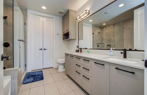 Downtown Luxury High-Rise with Panoramic Views - Foto 10