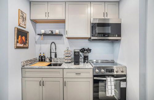 Completely Remodeled Walking Distance to Downtown Close to the Beach Downstairs Washer Dryer - Foto 32