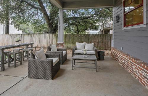 Luxury 5 BR 4 Bath, Hot Tub, Outdoor Kitchen, Across Street from Kyle Field! - Foto 49