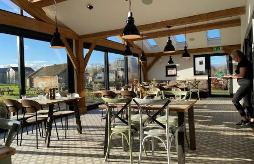 Cosy Cotswold Lodge by Your Home Here - ideal for families, log-burner, spa, private parking, EV Hookup included and heated swimming pools - Foto 35