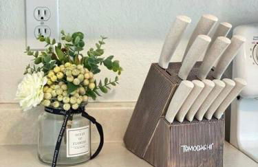 HOT TUB! King Bed-Firepitt-Near Airport& Freeway - Foto 14