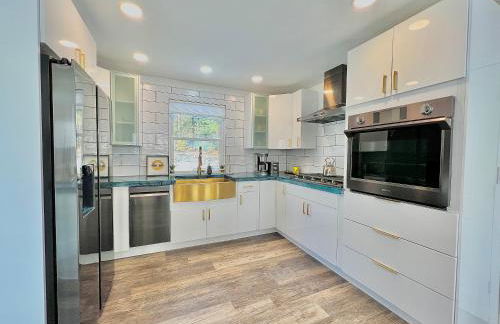 Luxury 4 bedroom 2 bath Lake Views - Photo 3