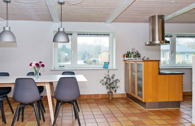 8 Person Holiday Home in Henne - Foto 21