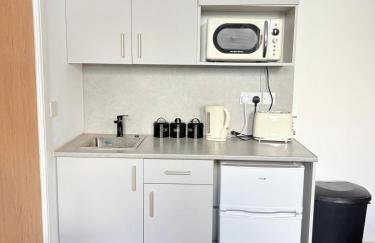 Stylish Studio 4,Weekly,Monthly stay deals,Parking,Contractors,NHS staff,Families,Relocators, nr Sandwell hosp - Foto 8
