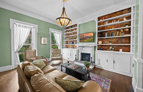 Elegant Manor w Private Yard & Modern Amenities - Foto 14