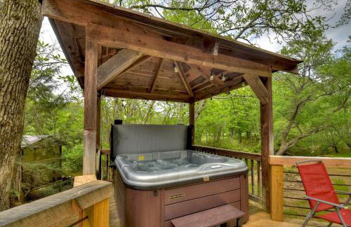 Bear Naked Hideaway - Relax in the hot tub with sounds from the nearby creek - Foto 34