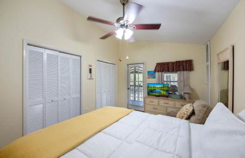 Gulf Access Waterfront Oasis with Heated Pool! Near Beach & Mercato! - Foto 10