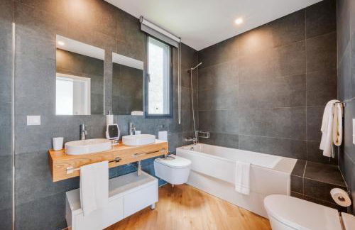 Vila Aguarelas with pool by Stay Madeira Island - Foto 35