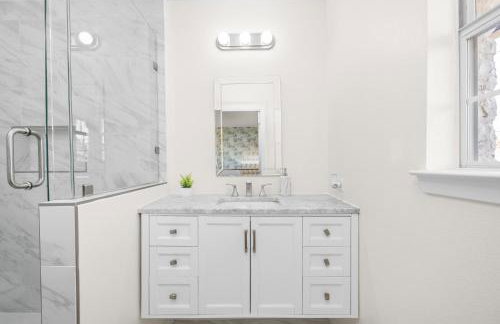 Relaxed Luxury Pet Friendly Home with Pool and Backyard Lounge in San Antonio, TX - Foto 39