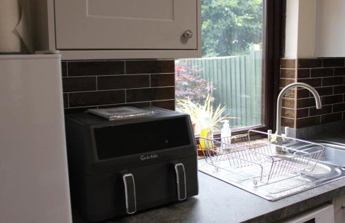 Superb Comfy 2 Bed House, Responsive & Caring Hosts Free WiFi & Parking, Close to MK Centre, Train Station, Santander, Network Rail by Webbhill Stays - Foto 18