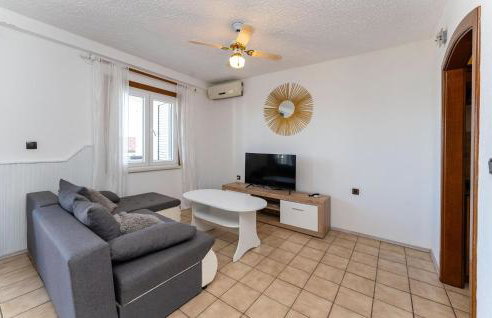 Stunning Apartment In Rtina - Photo 5