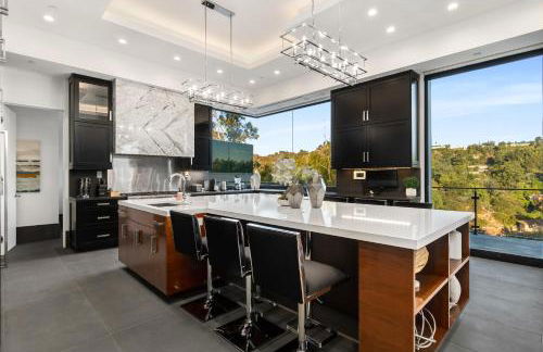 Ultra Luxury 5BR Beverly Hills Estate with Private Pool Spa and Canyon Views - Foto 34