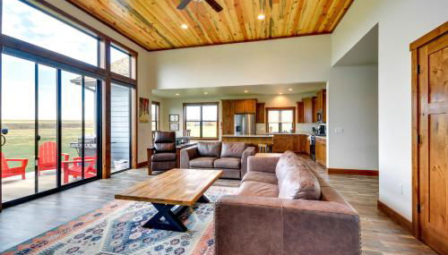 Sleek Red Lodge Home Rental with Private Hot Tub! - Foto 4