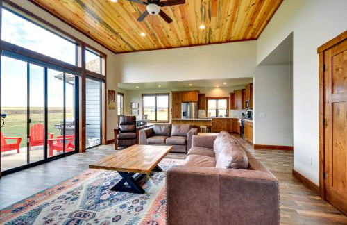 Sleek Red Lodge Home Rental with Private Hot Tub! - Foto 4