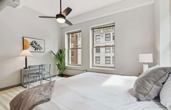 Spacious 2BR Downtown Retreat - Photo 1