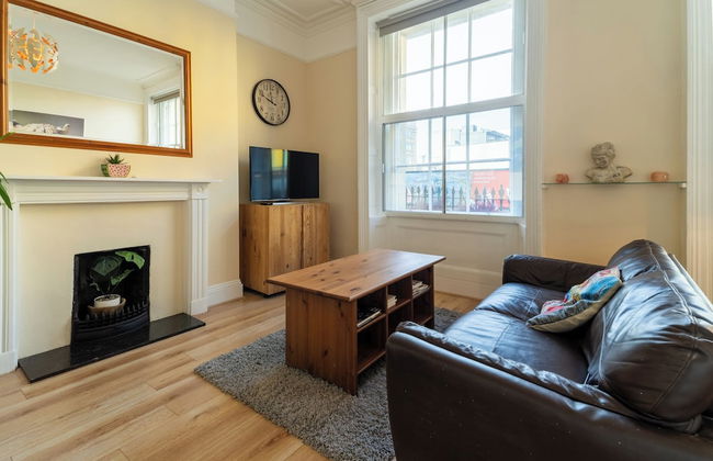 Stylish 2Bed Steps from Iconic Waterloo - Photo 22