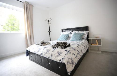 Spacious 3-Story Retreat with Rooftop Terrace and Modern Amenities - Foto 27