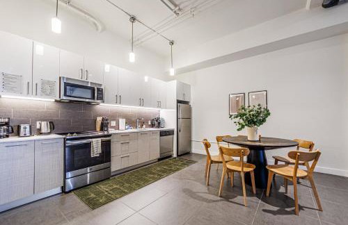 Downtown Escape - 2BR w Skyline Views & Hot Tub - Foto 5