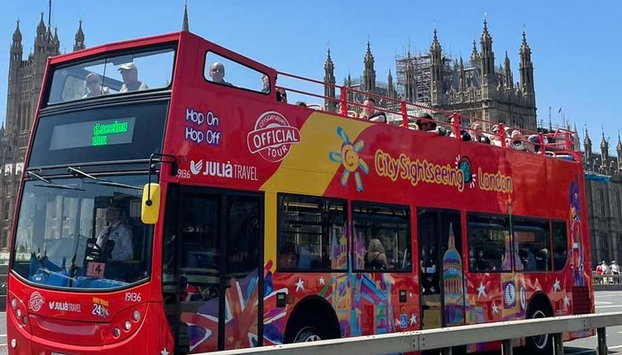 Bus touristique de Londres, City Sightseeing - Foto 3, Bus City Sightseeing à côté du Parlement britannique