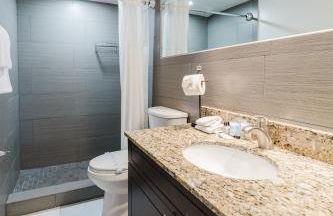 Serene Waterfront 2BR 2BA with Intracoastal Views, Pool, Balcony, Parking - Foto 40