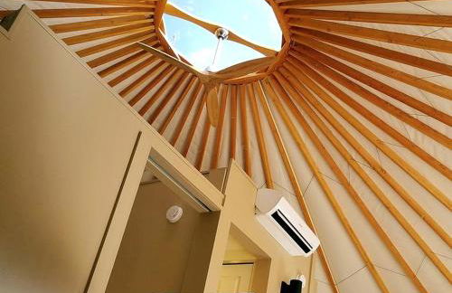 Unique Yurt Rental on Peony Farm with Riverfront View in Clyde, North Carolina - Foto 25