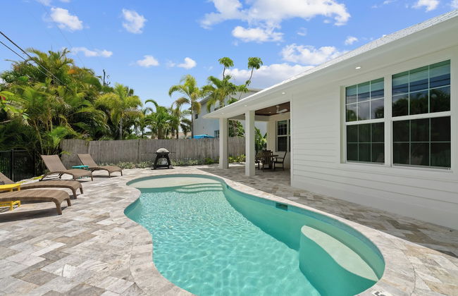 Sardinia Vacation Rental: Delightful Coastal Home near Vanderbilt Beach. Relax in a Private Pool and Spacious 4-BR Retreat with Modern Amenities. Ideal for Families. Minutes from Mercato and Local Attractions - Foto 32