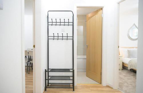 Silver Pines - 2BR - King Bed - 6 Guests - Wi-Fi - Free Parking - Foto 22