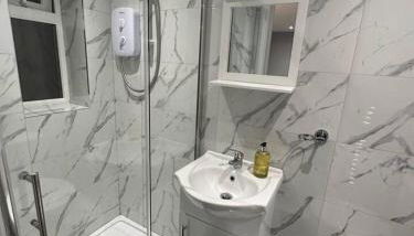Luxury Detached Studio Apartment in Luton - Photo 5, Shower