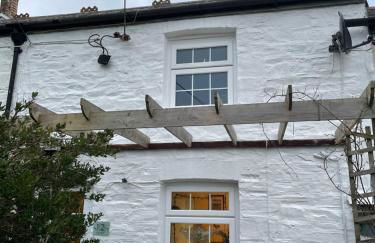 Tiny romantic cottage for two. - Photo 2