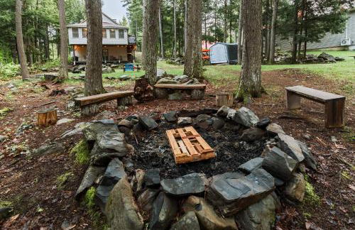 Waterfront Sebec Lake Home with Yard and Fire Pit - Foto 28