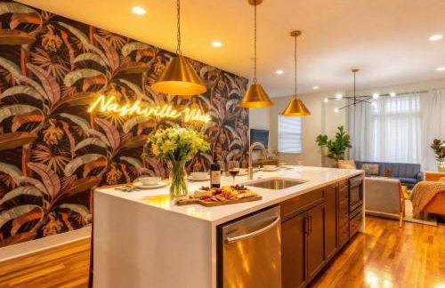 Skyline Views with Double Rooftop Deck & Game Room - Foto 14